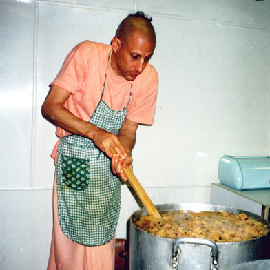 Radhanath-Swami-cooking-for-the-lord