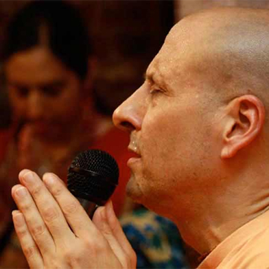 Radhanath-Swami-leading-kirtan